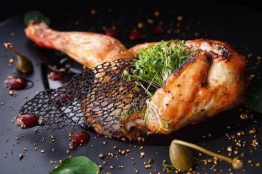 Otlar siyah bir zemin üzerine yarı kızarmış tavuk