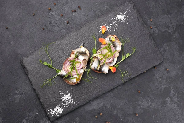 Sandwiches con tul de pescado sobre fondo negro. Cepillitas — Foto de Stock