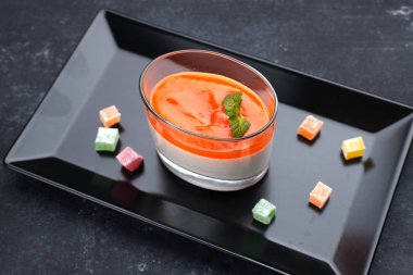 Arka planda balkabaklı panakota.