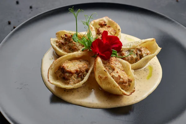 Pastas italianas Conkiglioni con carne y setas —  Fotos de Stock