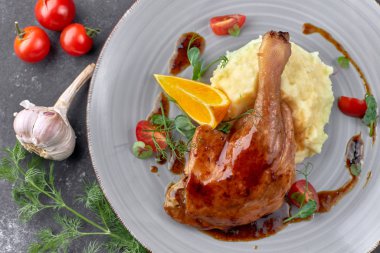 Soslu ördek budu, patates püresi ve siyah bir sırt.