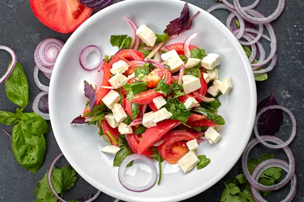 Salada vegetal com queijo, em um prato branco — Fotografia de Stock