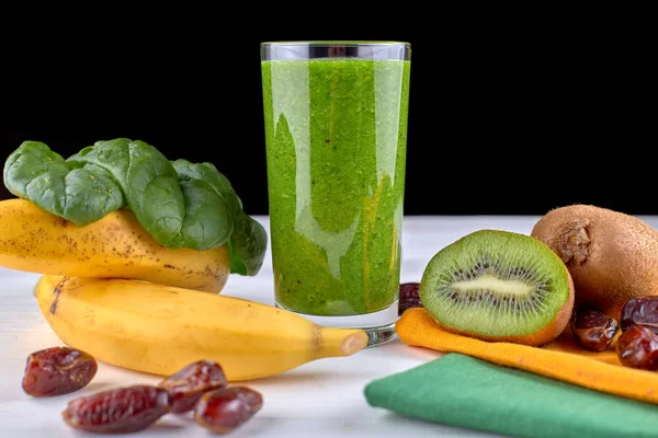 Frucht-Smoothie auf weißem Hintergrund — Stockfoto