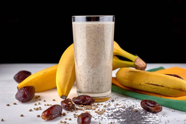 Frucht-Smoothie auf weißem Hintergrund — Stockfoto