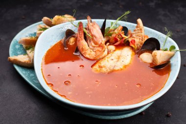 Deniz ürünleri domates çorbası, koyu bir arka planda, Bouillabaisse.