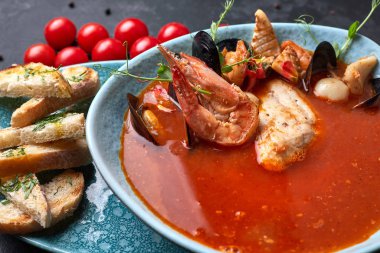 Deniz ürünleri domates çorbası, koyu bir arka planda, Bouillabaisse.