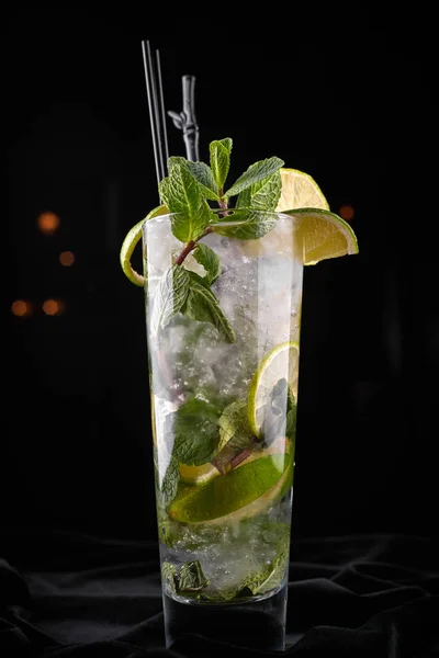 Cocktail Mojito su sfondo nero — Foto Stock