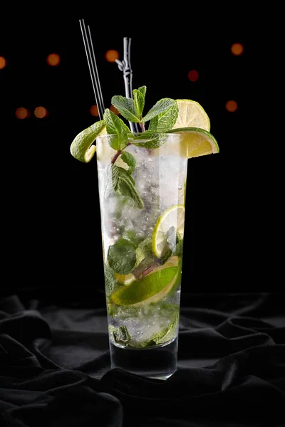 Mojito cocktail på en svart bakgrund — Stockfoto