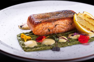 Izgara alabalık. Beyaz tabakta alabalık bifteği