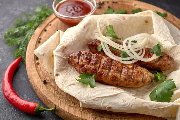 Tahtada pide ekmeği olan Lula kebabı.