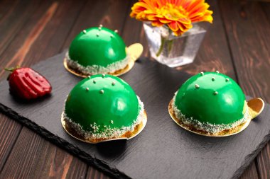 Yeşil yuvarlak tatlı. Koyu arkaplanda bir pasta.