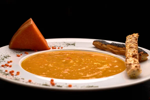 Sopa de crema de calabaza, sobre fondo negro —  Fotos de Stock