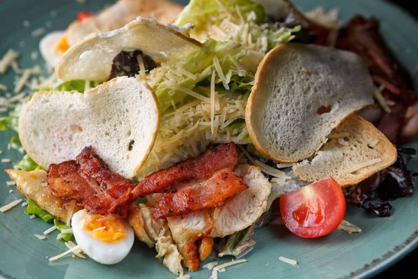 Salat Caesar mit Speck, Huhn, Gemüse, Ei und Croutons, — Stockfoto