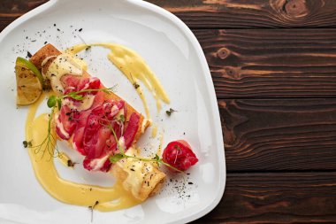 Somonlu krepler, beyaz bir tabakta, tahta bir tahtanın üzerinde.