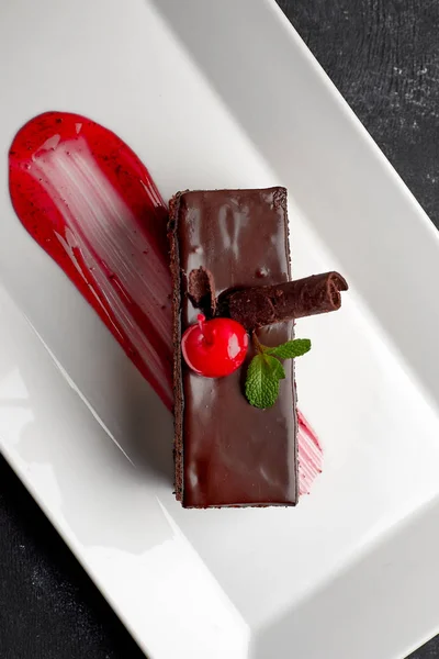 Шоколадний Торт Маком Білій Тарілці Темному Тлі — стокове фото