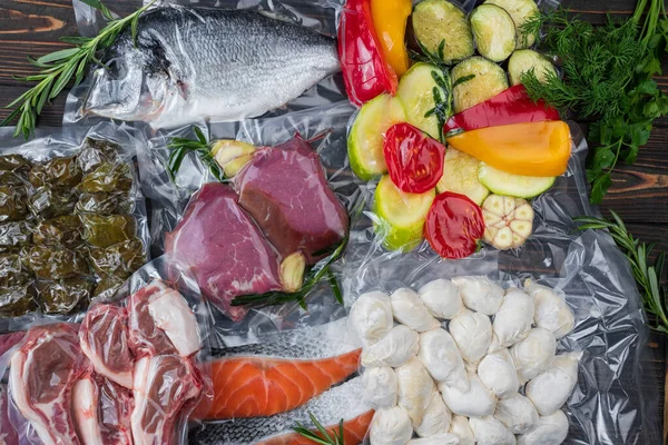 Tahta bir tahtanın üzerinde vakumlu ambalaj ürünleri. Sebze, balık eti, dolma, kurza. Karantina Salgını