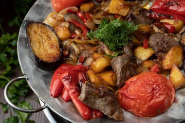 Et, patates ve sebzeli oryantal adaçayı.