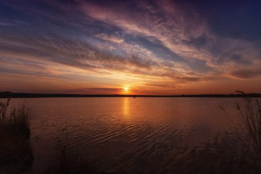Gölde güzel bir gün batımı Bulutlar ve su yansımaları
