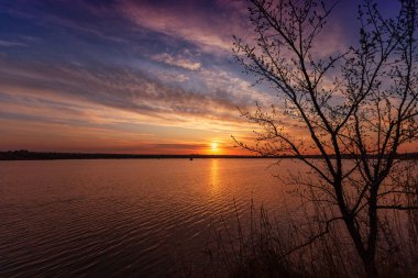 Gölde güzel bir gün batımı Bulutlar ve su yansımaları