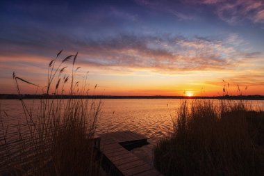 Gölde güzel bir gün batımı Bulutlar ve su yansımaları