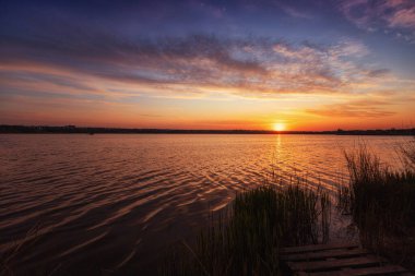 Gölde güzel bir gün batımı Bulutlar ve su yansımaları