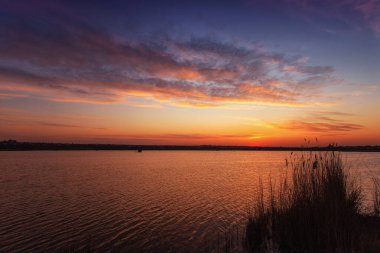 Gölde güzel bir gün batımı Bulutlar ve su yansımaları