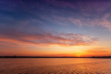 Gölde güzel bir gün batımı Bulutlar ve su yansımaları