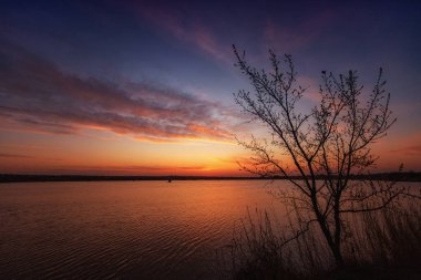 Gölde güzel bir gün batımı Bulutlar ve su yansımaları