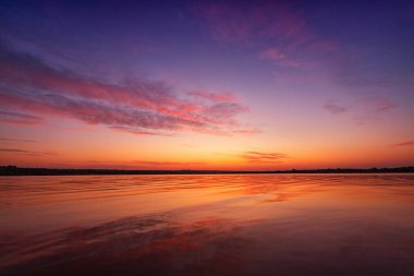 Gölde güzel bir gün batımı Bulutlar ve su yansımaları