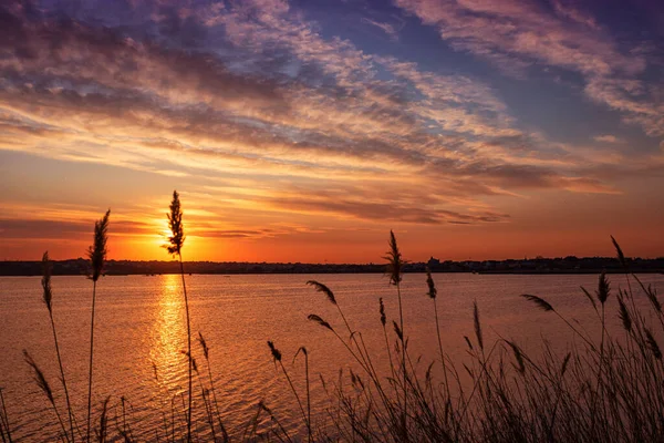 Vacker Solnedgång Sjön Med Moln Och Reflektioner Över Vattnet — Stockfoto