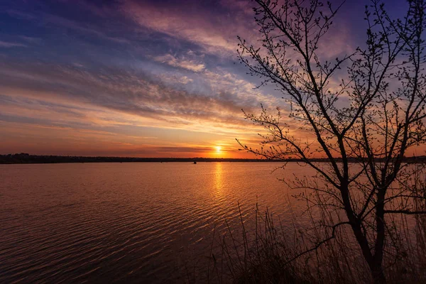 Vacker Solnedgång Sjön Med Moln Och Reflektioner Över Vattnet — Stockfoto