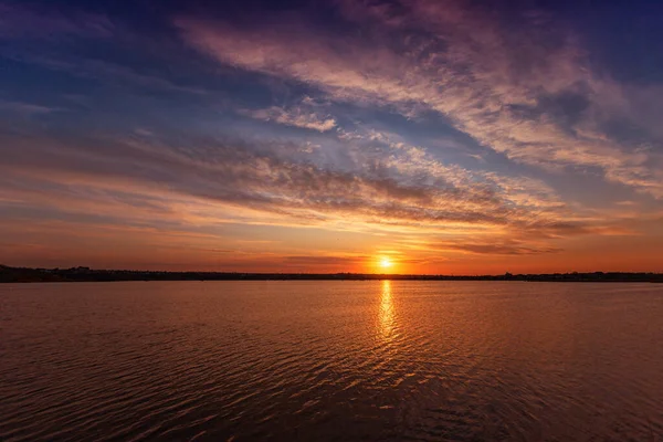 Belo Pôr Sol Lago Com Nuvens Reflexões Sobre Água — Fotografia de Stock