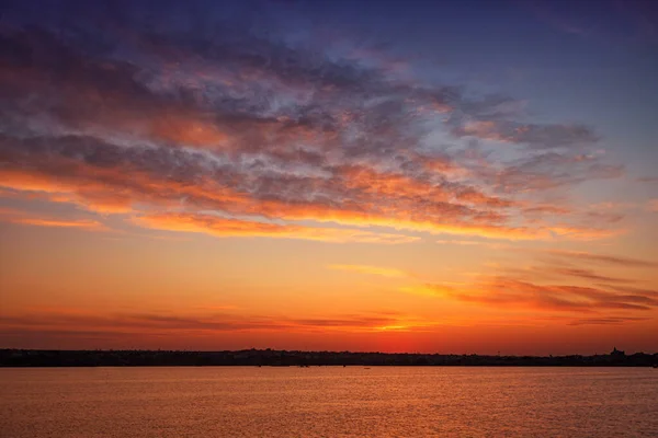 Bellissimo Tramonto Sul Lago Con Nuvole Riflessi Sull Acqua — Foto Stock