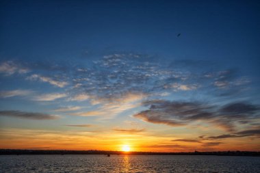 Gölde güzel bir gün batımı Bulutlar ve su yansımaları