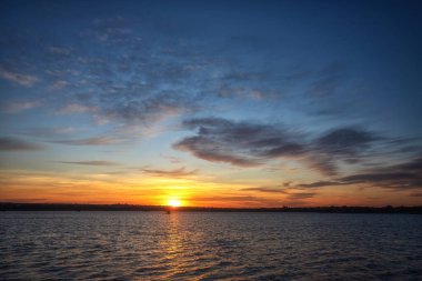 Gölde güzel bir gün batımı Bulutlar ve su yansımaları