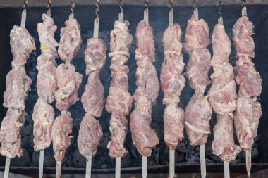 Izgarada pişmiş çiğ kebap, açık havada.