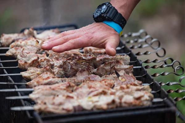 Homem Verifica Com Mão Poder Calor Acima Kebabs Natureza — Fotografia de Stock