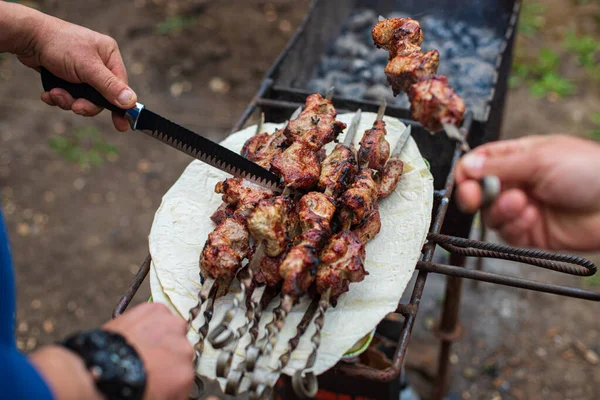 Een Man Controleert Bereidheid Van Barbecue Met Een Mes Een — Stockfoto
