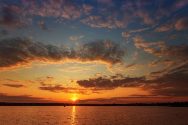 Gölde güzel bir gün batımı Bulutlar ve su yansımaları