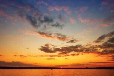 Gölde güzel bir gün batımı Bulutlar ve su yansımaları
