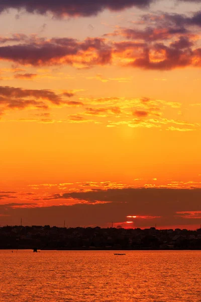 Krásný Západ Slunce Jezeře Mraky Odrazy Vodě — Stock fotografie