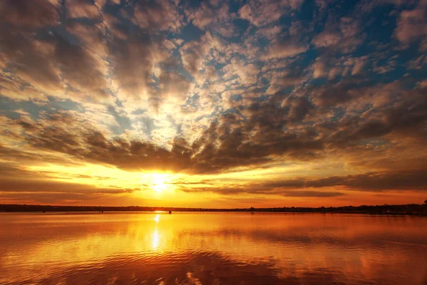 湖の美しい夕日と雲と水面への反射 — ストック写真