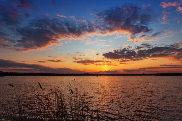 Belo Pôr Sol Lago Com Nuvens Reflexões Sobre Água — Fotografia de Stock