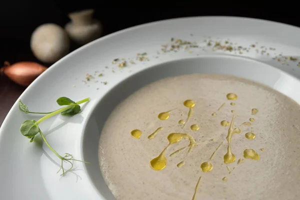 Сливки Грибного Супа Трюфельным Маслом Белой Тарелке — стоковое фото