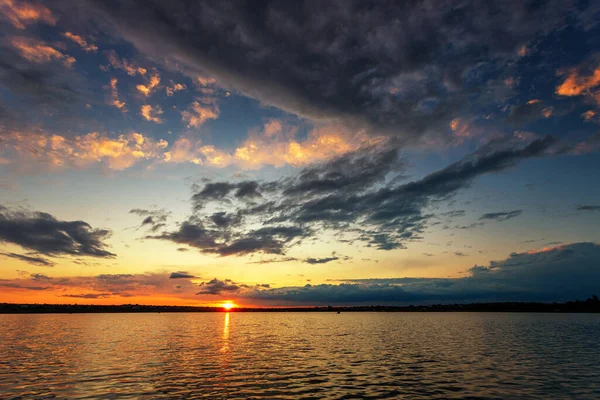 Прекрасний Схід Сонця Річці Відображенням Воді Хмарами Різних Кольорів — стокове фото