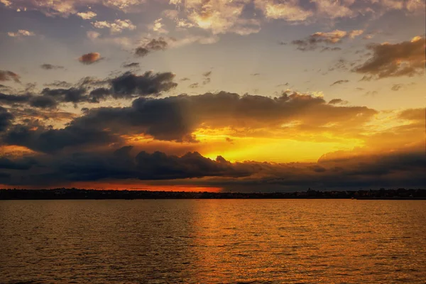 Hermosa Puesta Sol Sobre Lago Con Reflejo Luz Agua Los — Foto de Stock