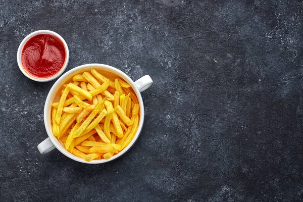 Pommes Frites Med Grillsås Vit Skål Mot Mörk Bakgrund Med — Stockfoto