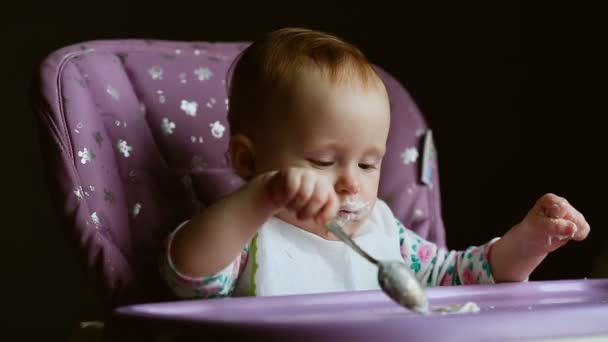 Baby Mädchen wird von Mama gefüttert — Stockvideo