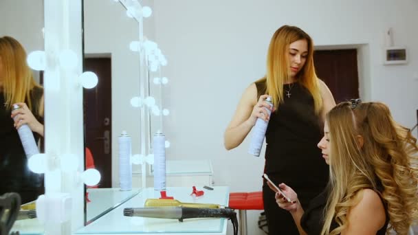 Egy nő megcsináltatja a haját a szépségszalonban — Stock videók