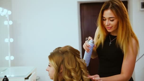 Coiffeur styliste de mode fait une coiffure au client d'une belle jeune fille dans un salon à la mode. Coiffeur fait coiffure belle fille qui se regarde dans le miroir . — Video